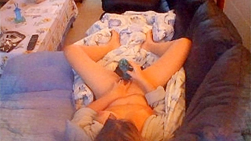 Peguei amiga vizinha se masturbando com vibrador pela janela