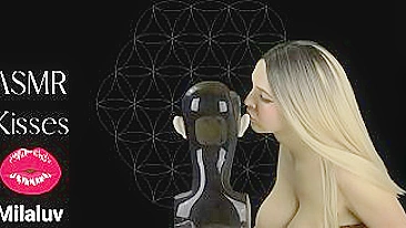 Gata de cabelo longo XXX mostra peitos e acalma sem pornô