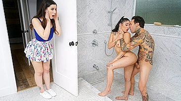Gata pega namorado fodendo roommate e entra no ménage XXX