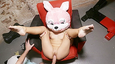 Puta kinky de cabeça peluda deixa tarado foder sua xota