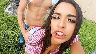 Vienna Black não se cansa de paus XXX diferentes em pornô ao ar livre