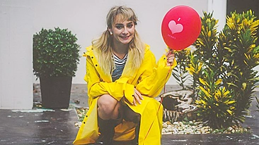 Antena XXX gigante assusta a mina de trancinhas e vira pornô