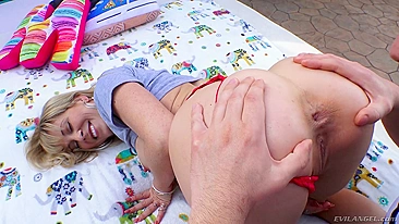 Pegando atriz pornô na rua termina em sexo anal safado