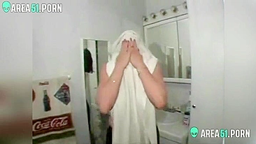 Mãe tímida hipnotizante mostra peitos balançando pro filho enquanto pai dorme