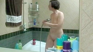 Garoto entra no banho com mãe morena e rola incesto quente