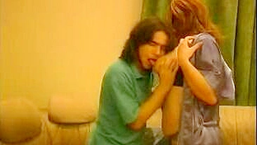 Garoto animado e mãe peituda transam em incesto na sala