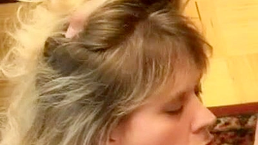 MILF loira curte transa incestuosa com filho animado no chão