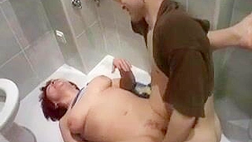 Filho no banheiro quando madrasta tarada chega pro incesto