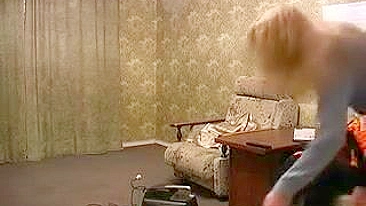 Limpar quarto leva a incesto pervertido pra loira linda