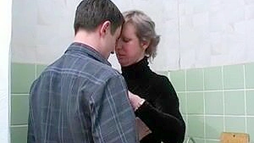 Filho quer incesto enquanto a mãe sensual lava a louça