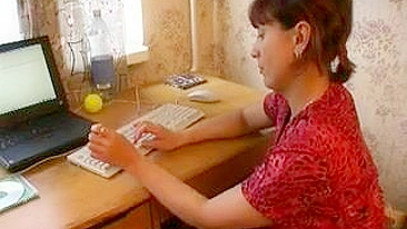 Depois de suruba incestuosa, caras gozam nos peitos incríveis da mãe