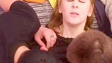 Quatro amigos masturbam a buceta da mãe antes de foda incesto em grupo