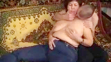 Jovem não resiste à buceta da mãe que quer penetração incestuosa