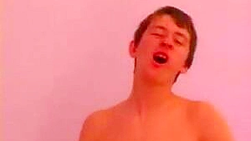 Mãe prefere gozada na bunda após foda incestuosa com o filho amado