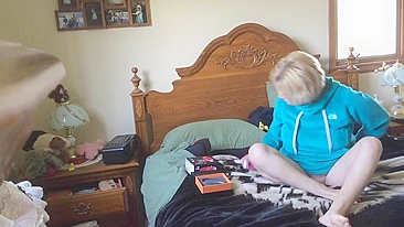 Ninguém vai descobrir a mãe se masturbando com fantasia de incesto