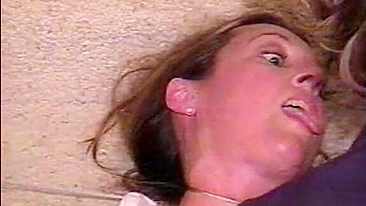 Mamãe peituda é amarrada e fodida no banheiro por estuprador ousado