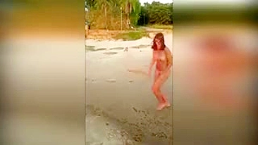 Garota corre nua na praia atrás do cachorro ladrão