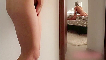 Filha espia mãe transando com o filho dela