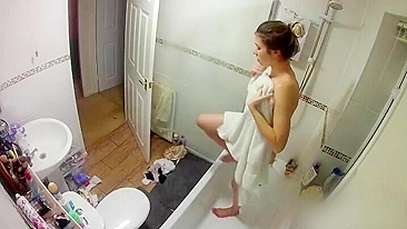 Minha filha peituda no chuveiro seria uma foda incrível