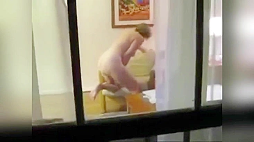 Filho espia mãe safada se masturbando com vibrador