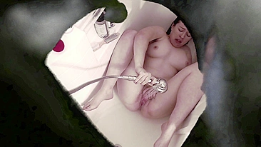 Filho espia mãe vadia se masturbando no banho com chuveirinho