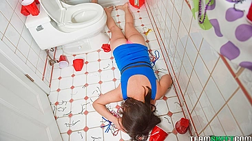 Filha atiça fogo incestuoso do pai com boquete antes da foda