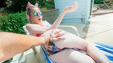 Pai troca o consolo da filha pelo pau no pornô incestuoso