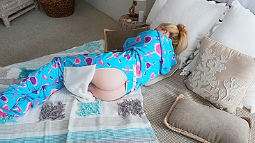 Pai fica ouriçado e pratica sexo tabu com a filha jovem