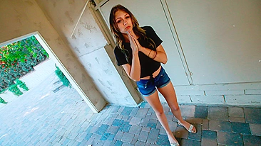 Filha tímida e pai têm caso familiar na sala de estar