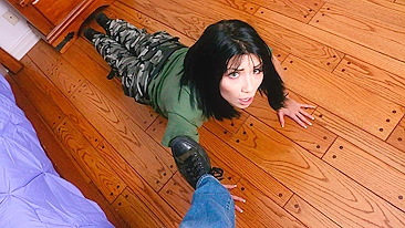 Pai autoritário força filha submissa a transar em incesto