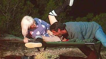 Cara dá tapa na loira e lambe buceta dela ao ar livre