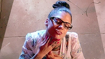 Vadia de óculos ajoelha pra mamar pauzão em pornô ao ar livre