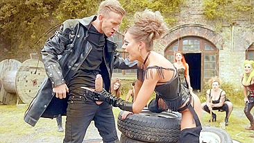 Vídeo fetiche XXX de vadia de corset de couro mamando pauzão