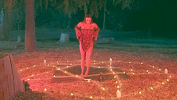 Bruxinha peituda XXX fofa mama pau enorme em ritual ao ar livre