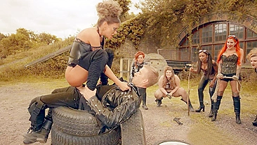 Pau duro fode buceta molhada de cougar europeia cosplay ao ar livre