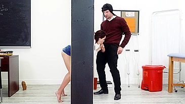 Estudante fica presa na parede mas não impede o boquete XXX