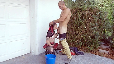 Morena tatuada se ajoelha pra chupar pau ao ar livre