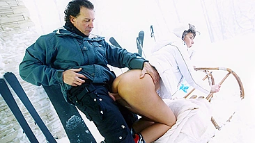 Esquiadora de gorro russo transa com instrutor pornô na neve