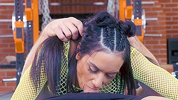 Vadia safada chupa pau e ganha lambida de estranho na academia