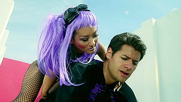 Cara jovem XXX fode atriz pornô oriental de peruca na boca