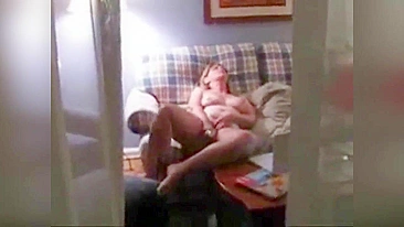 Espiando minha mãe safada de 56 anos se masturbando antes de dormir