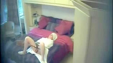 Espiando minha mãe se masturbando quentinha depois do banho