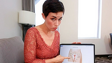 Mãe de cabelo curto com peitos naturais fode em várias posições