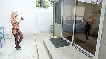 Será que a vizinha MILF me vê espiando ela com binóculo?