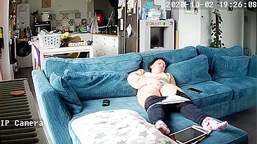 Espiando minha mãe safada se masturbando! Sou um cuzão!