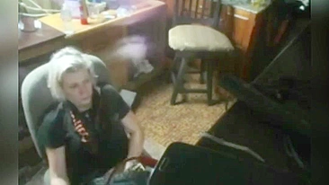 Colega MILF no zoom pega no flagra se masturbando ao fundo