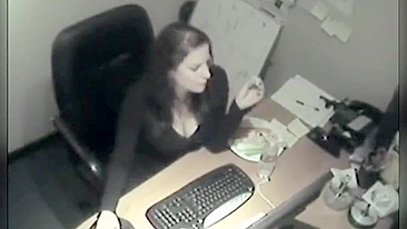 Espiando a colega magrinha e gostosa se masturbando no computador