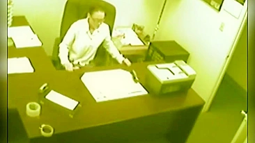 Espiando minha colega safada e recatada se masturbando no trampo