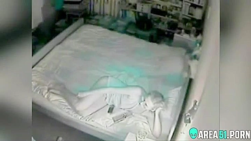 Mãe solitária e tarada se masturbando vendo pornô de noite