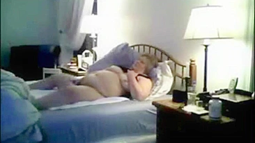 Minha mãe brinca nos dois buracos até revirar os olhos de tesão